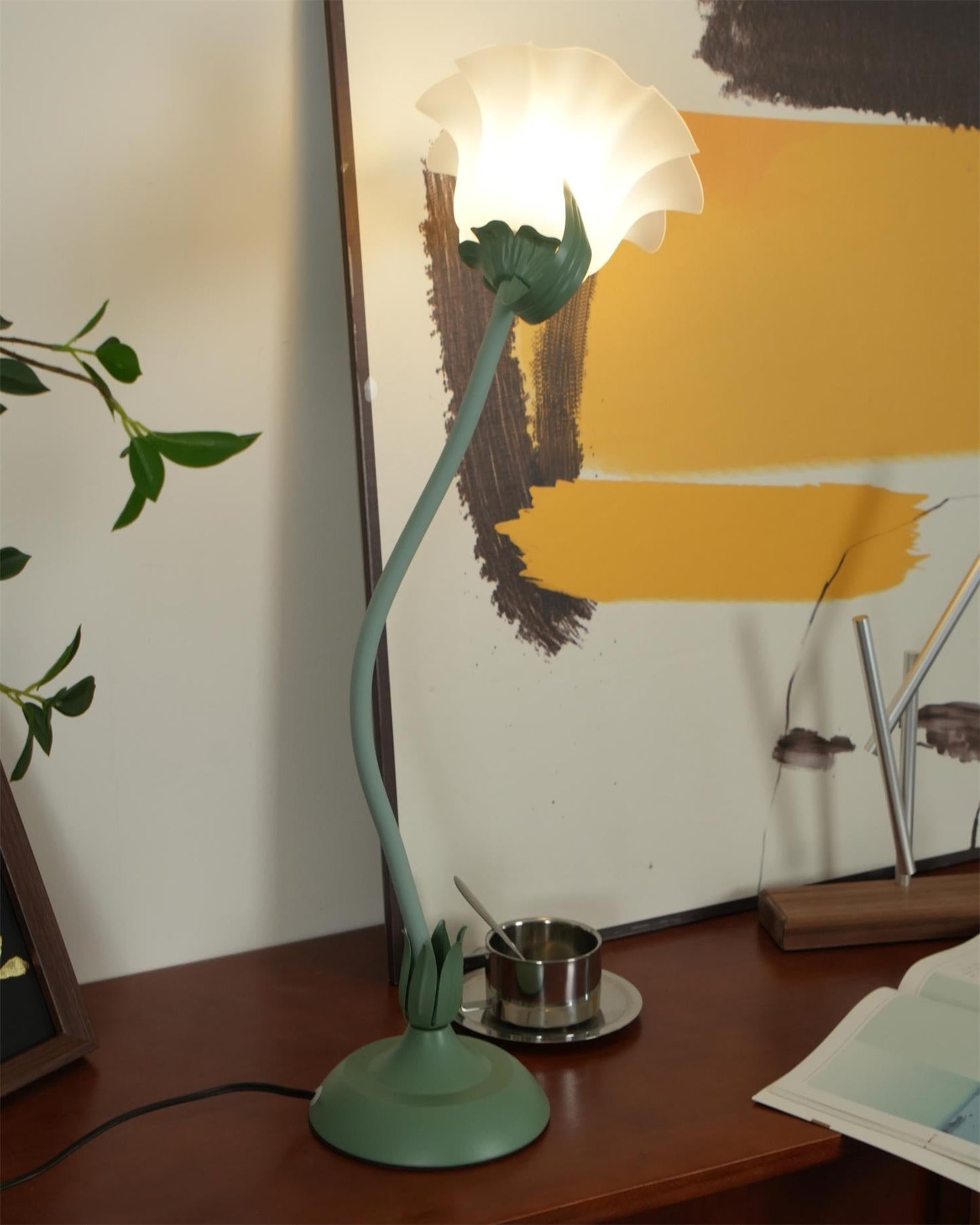 Lampe de table Isabelle Lys avec un élégant motif floral