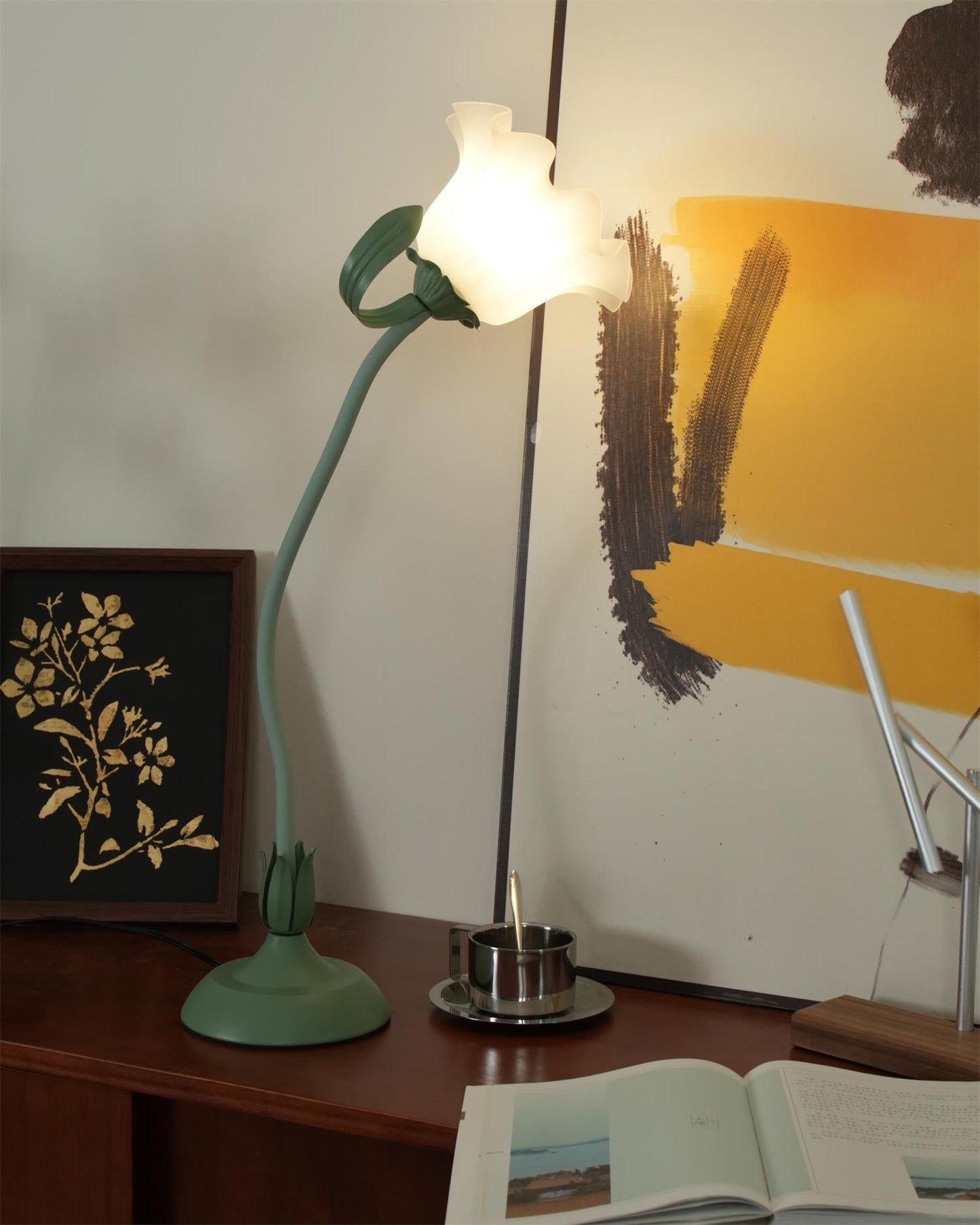 Lampe de table Isabelle Lys avec un élégant motif floral