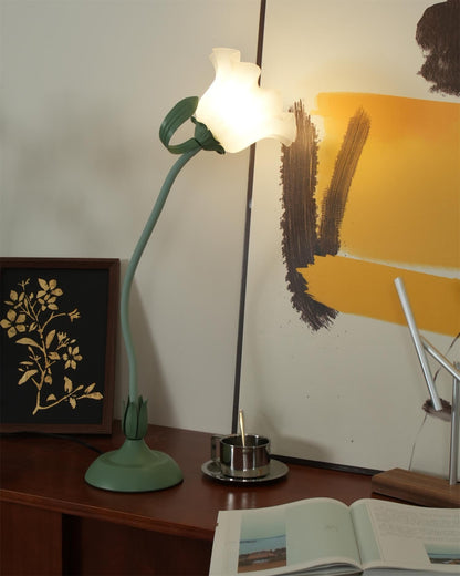 Lampe de table Isabelle Lys avec un élégant motif floral