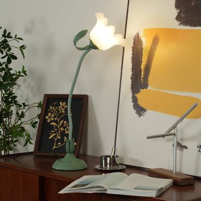 Lampe de table Isabelle Lys avec un élégant motif floral