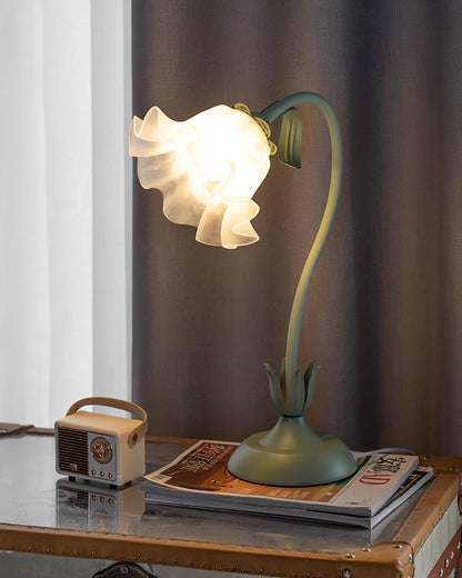 Lampe de table Isabelle Lys avec un élégant motif floral