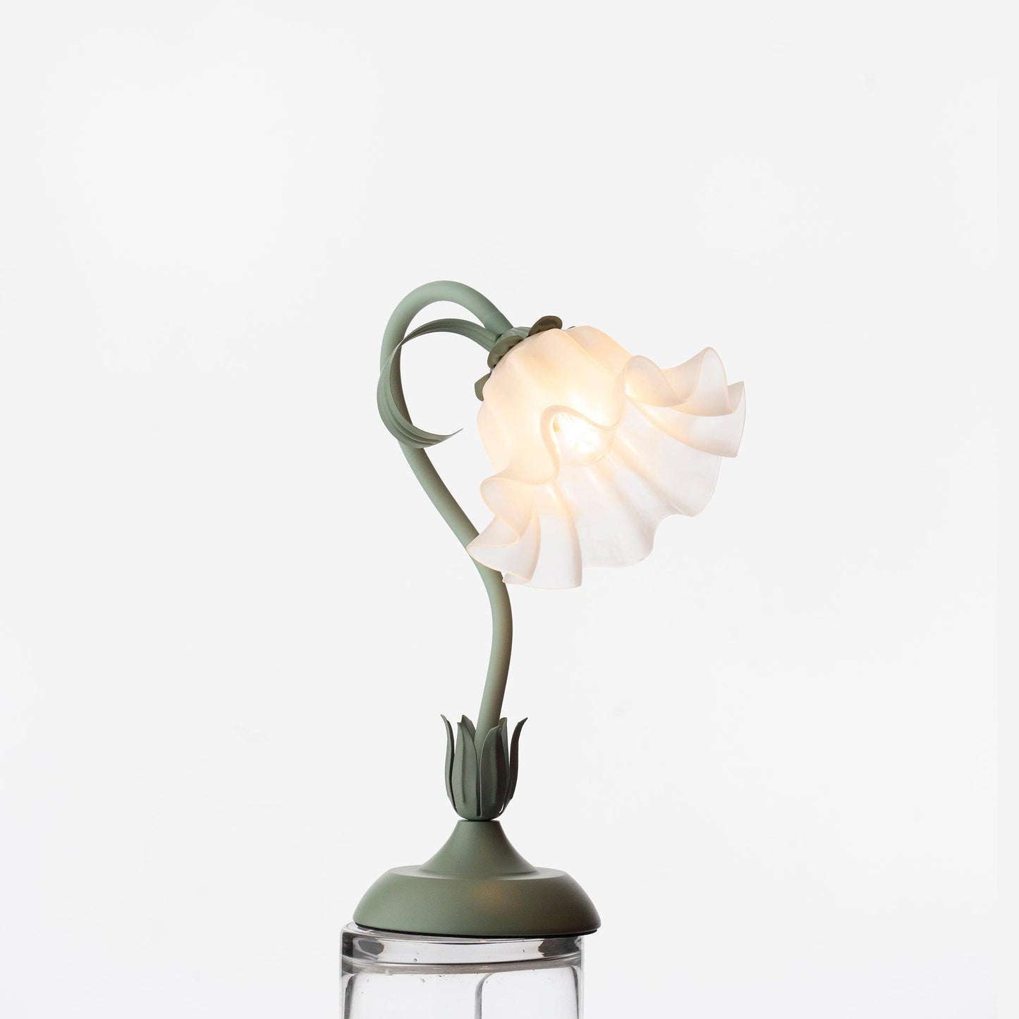 Lampe de table Isabelle Lys avec un élégant motif floral