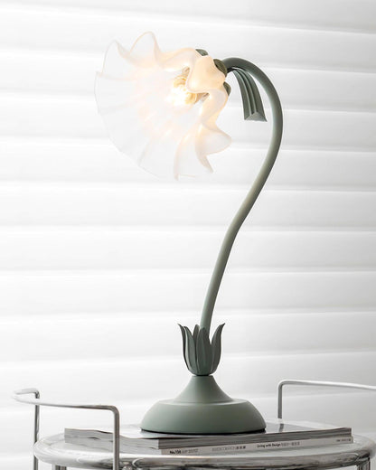 Lampe de table Isabelle Lys avec un élégant motif floral