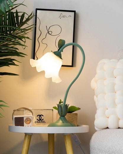 Lampe de table Isabelle Lys avec un élégant motif floral