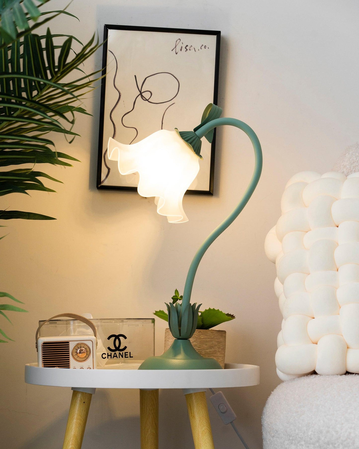 Lampe de table Isabelle Lys avec un élégant motif floral