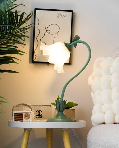 Lampe de table Isabelle Lys avec un élégant motif floral