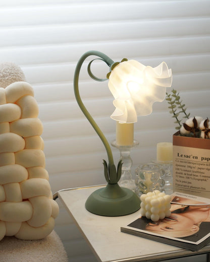 Lampe de table Isabelle Lys avec un élégant motif floral