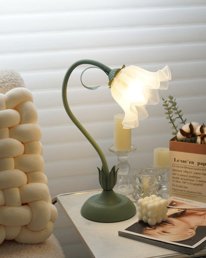 Lampe de table Isabelle Lys avec un élégant motif floral