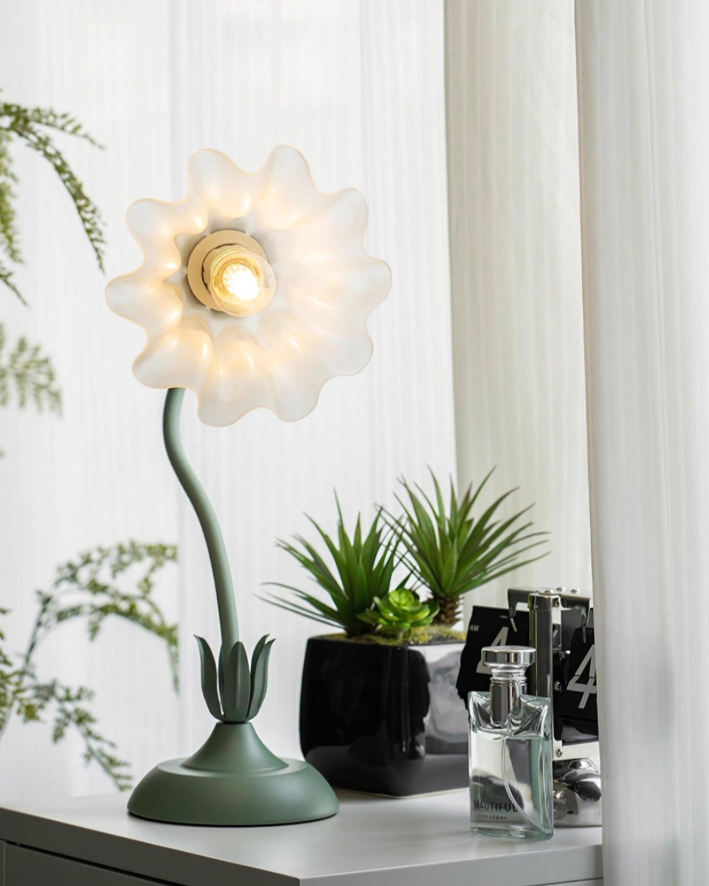 Lampe de table Isabelle Lys avec un élégant motif floral