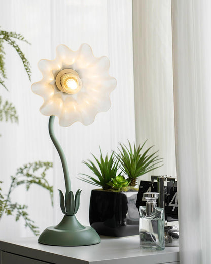 Lampe de table Isabelle Lys avec un élégant motif floral