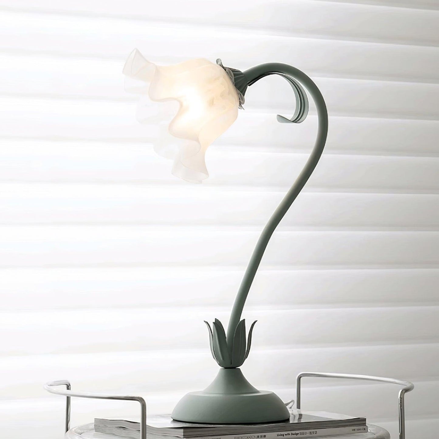 Lampe de table Isabelle Lys avec un élégant motif floral
