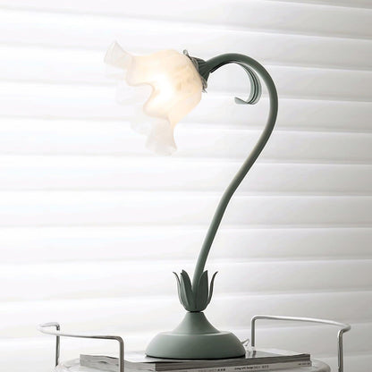 Lampe de table Isabelle Lys avec un élégant motif floral