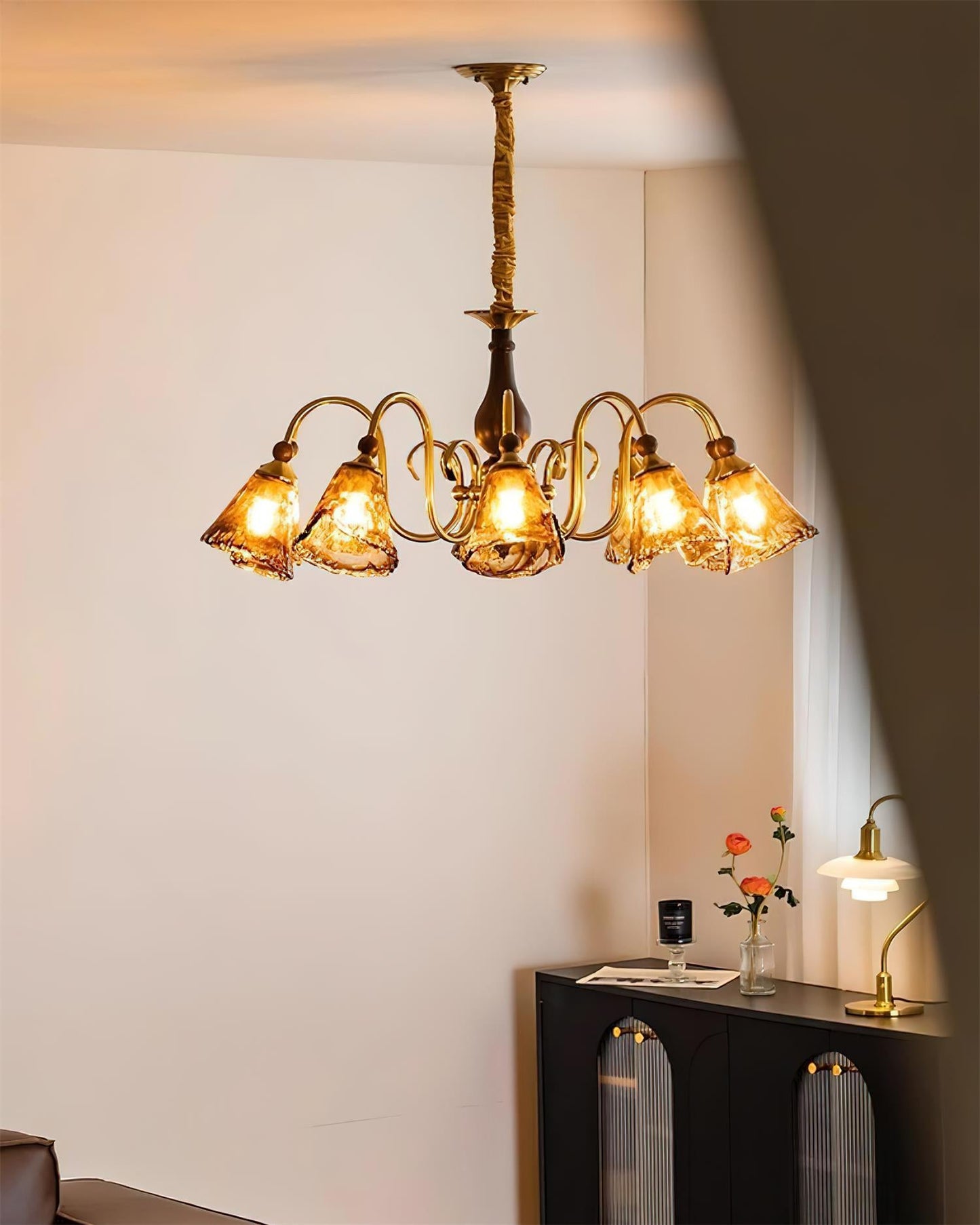 Lustre Aurélie Petal, abat-jour en verre ambré avec bras en laiton courbés