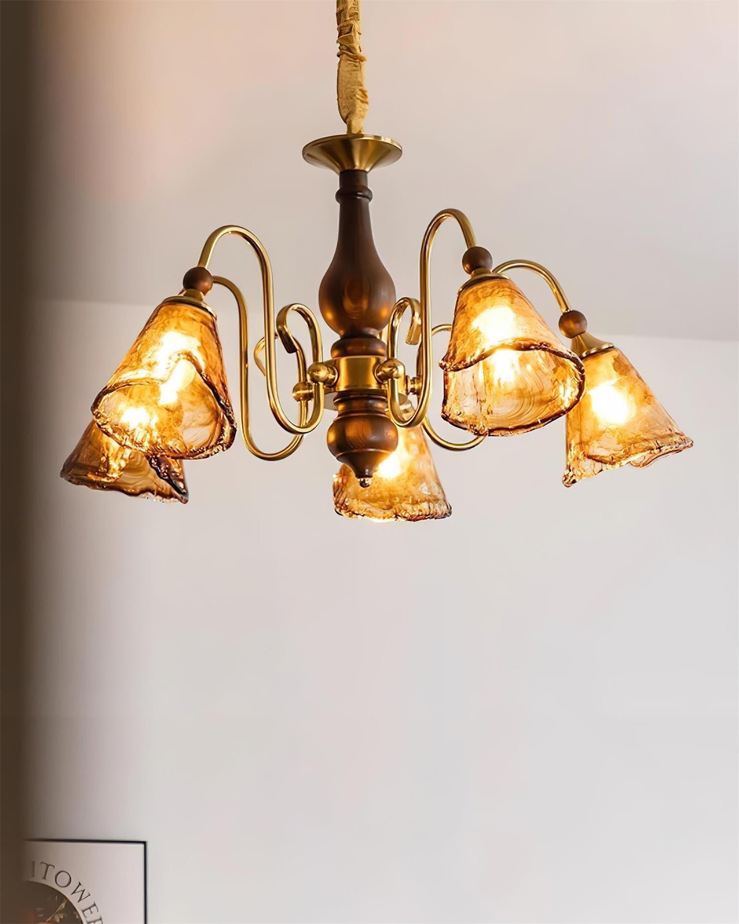 Lustre Aurélie Petal, abat-jour en verre ambré avec bras en laiton courbés