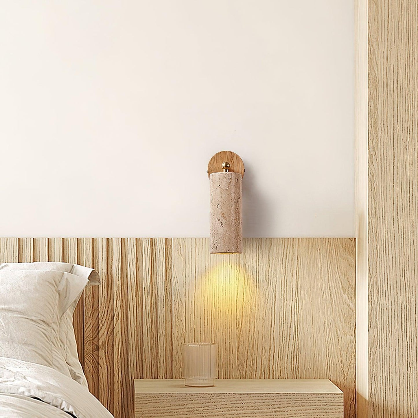 Applique murale Solène en travertin avec base en bois et bras métallique réglable