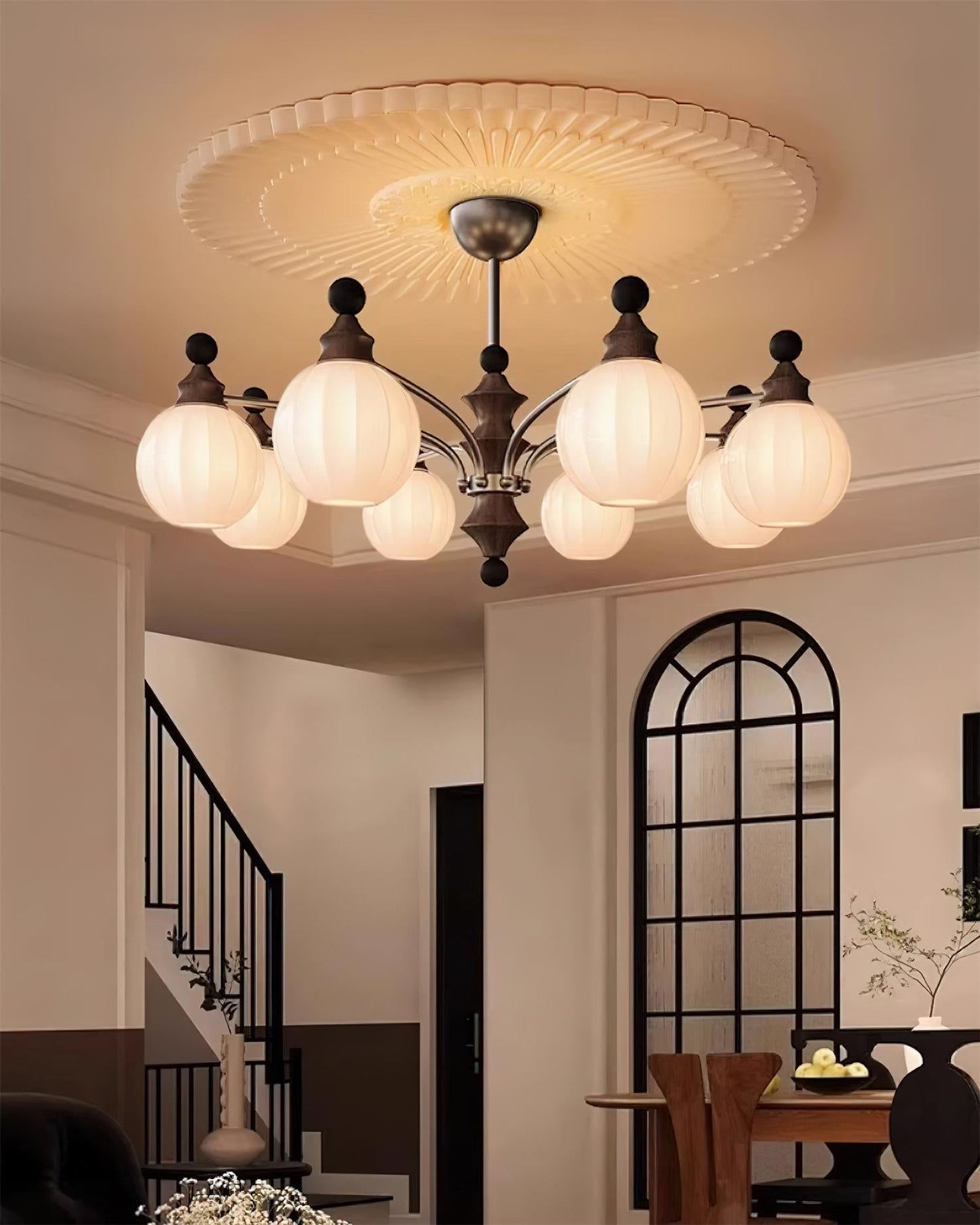 Lustre rond Juliette, globes en verre dépoli avec accents en bois poli