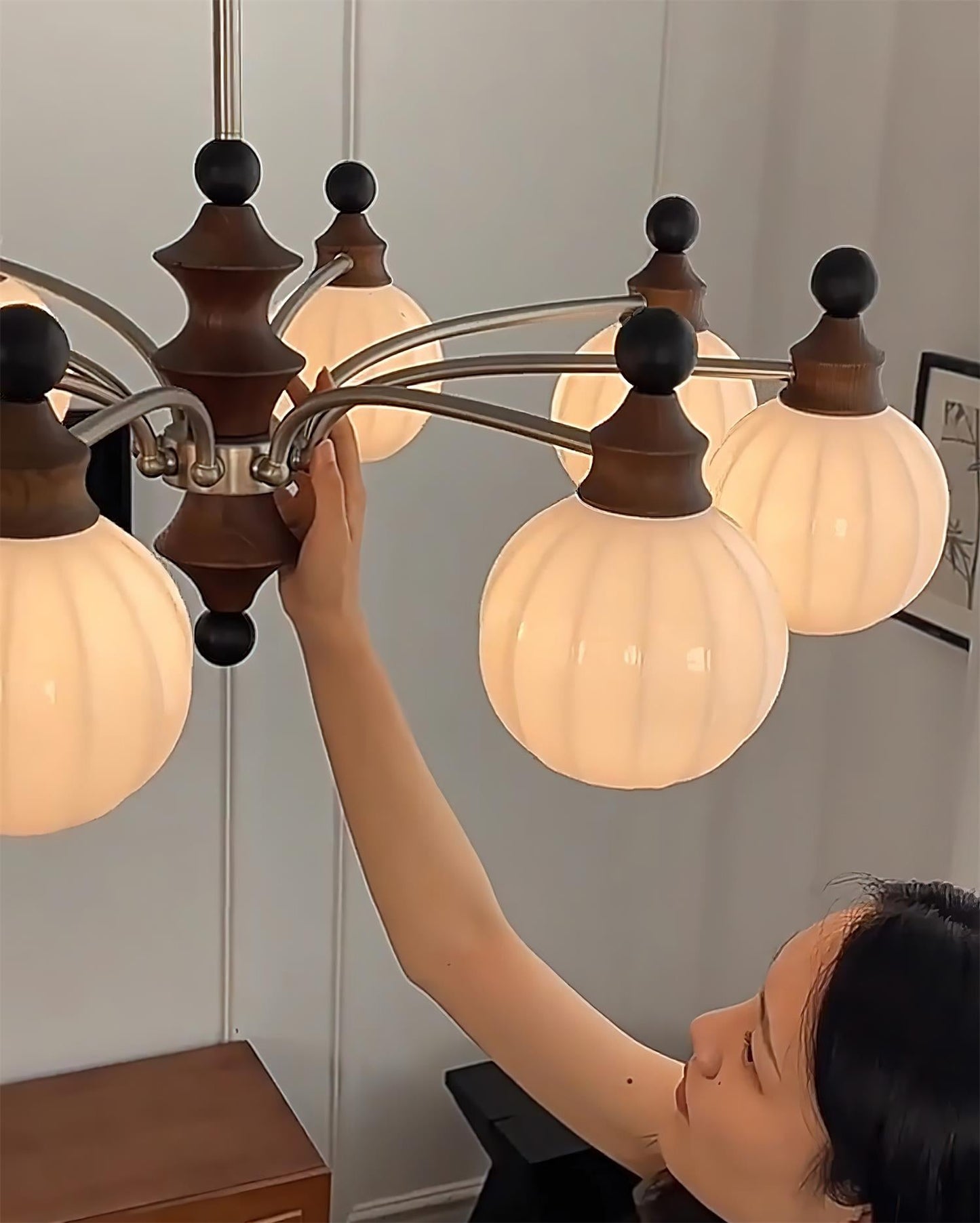 Lustre rond Juliette, globes en verre dépoli avec accents en bois poli