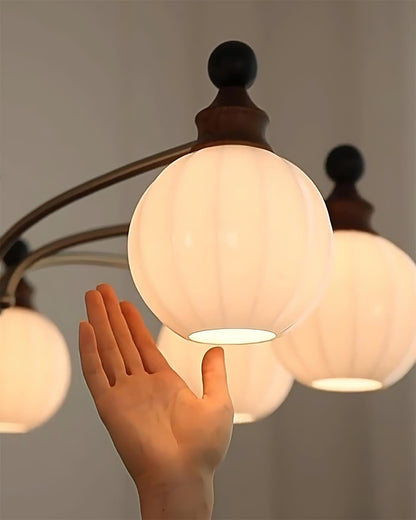 Lustre rond Juliette, globes en verre dépoli avec accents en bois poli