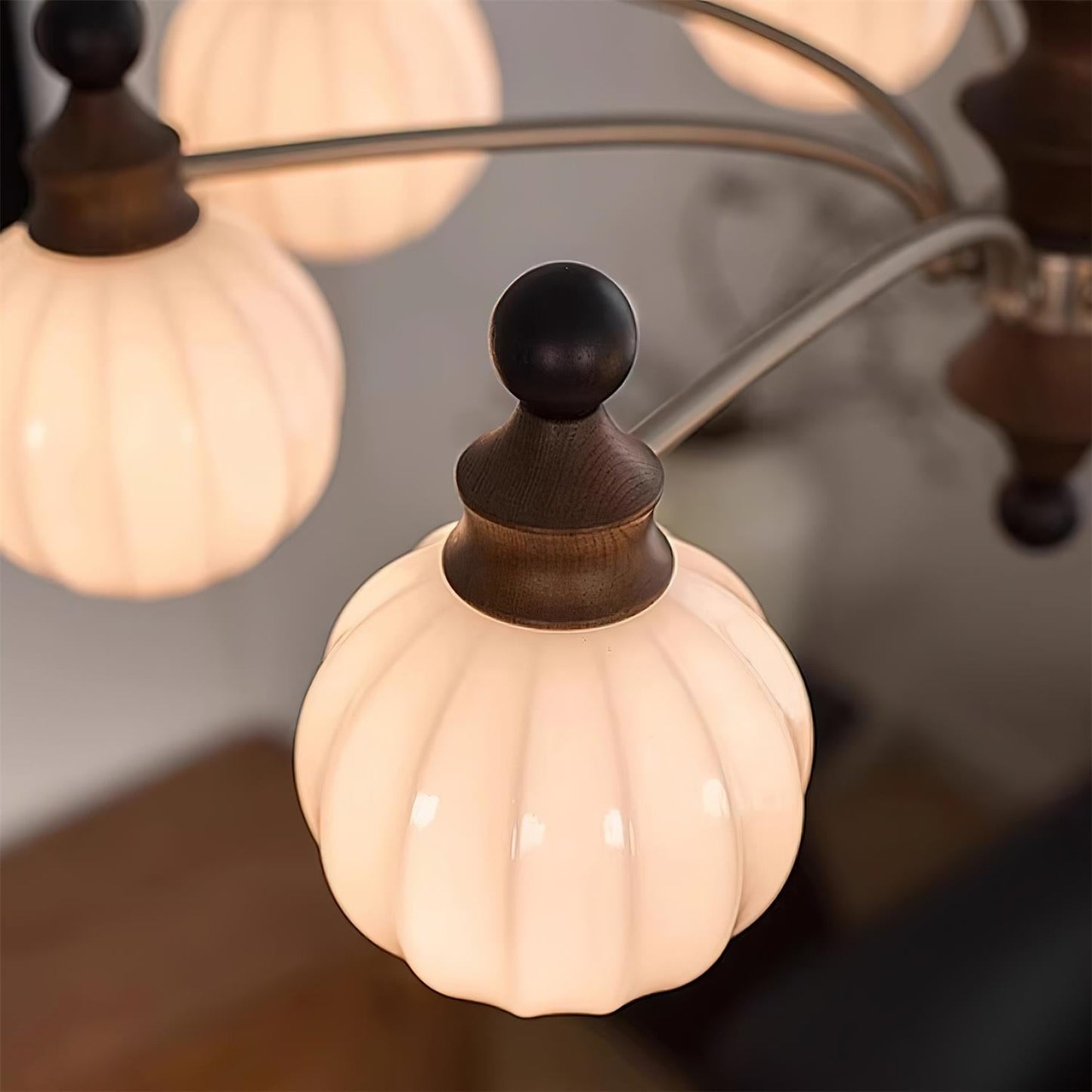 Lustre rond Juliette, globes en verre dépoli avec accents en bois poli