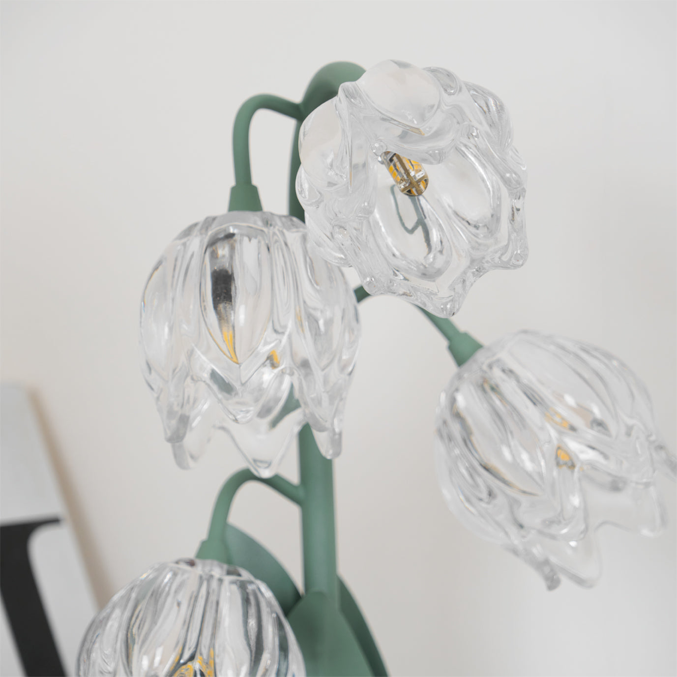 Aurélia Green Flower Table Lamp with Glass Petal Design