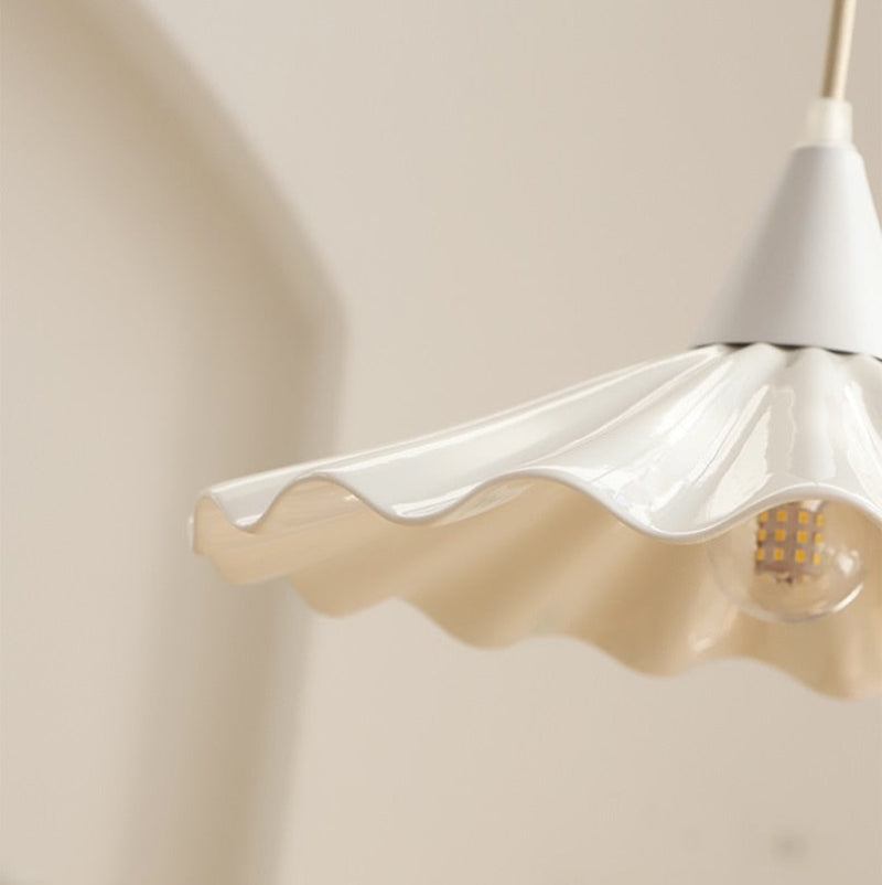 Suspension Sophie en céramique plissée en forme de fleur, coloris blanc émaillé