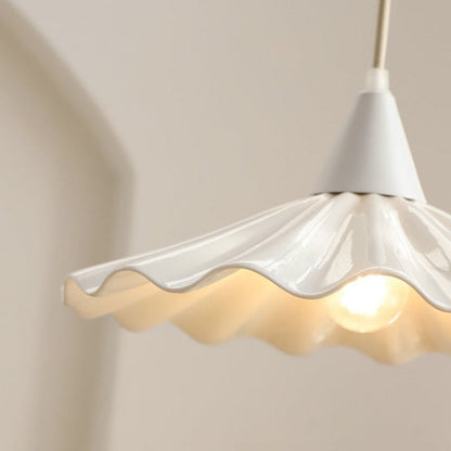 Suspension Sophie en céramique plissée en forme de fleur, coloris blanc émaillé