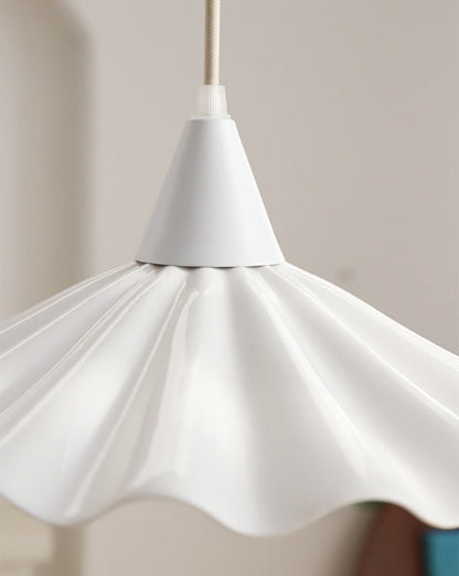 Suspension Sophie en céramique plissée en forme de fleur, coloris blanc émaillé