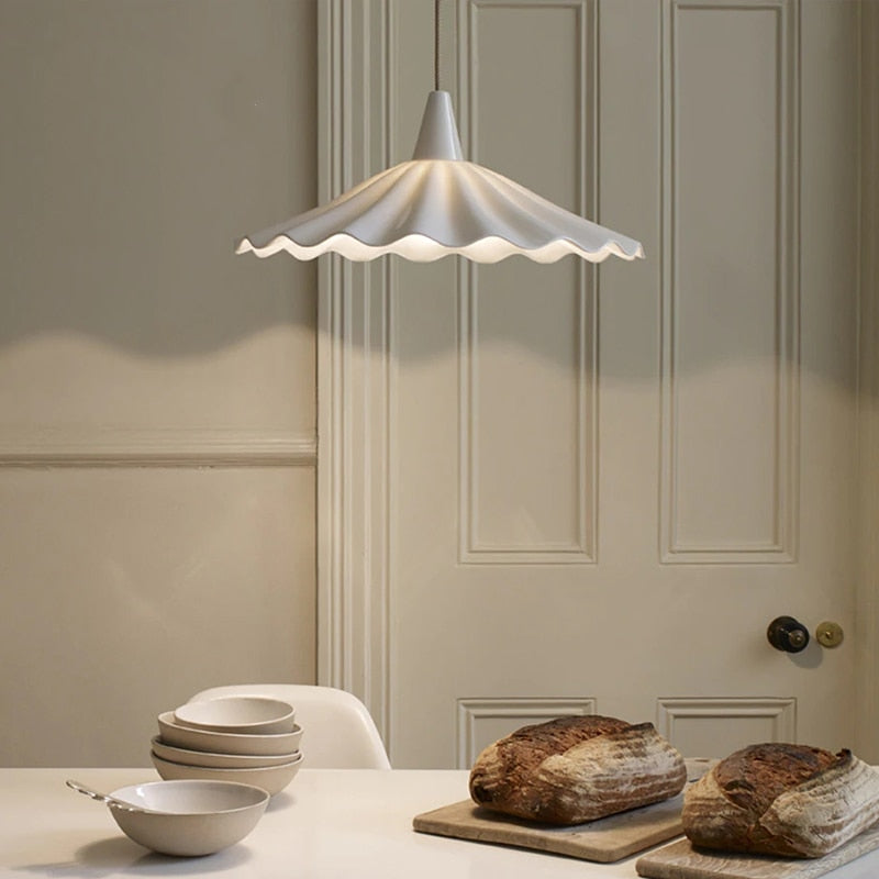 Suspension Sophie en céramique plissée en forme de fleur, coloris blanc émaillé