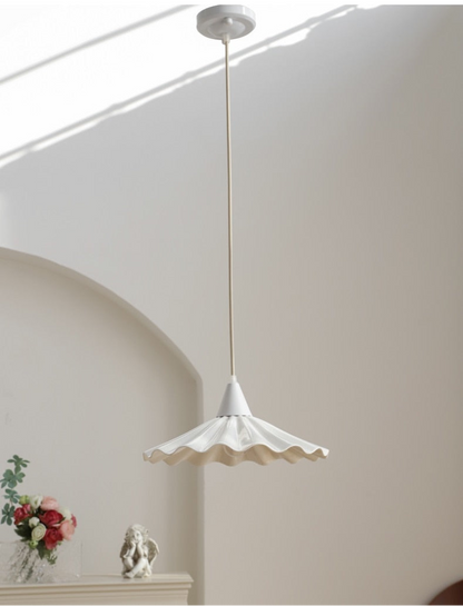 Suspension Sophie en céramique plissée en forme de fleur, coloris blanc émaillé
