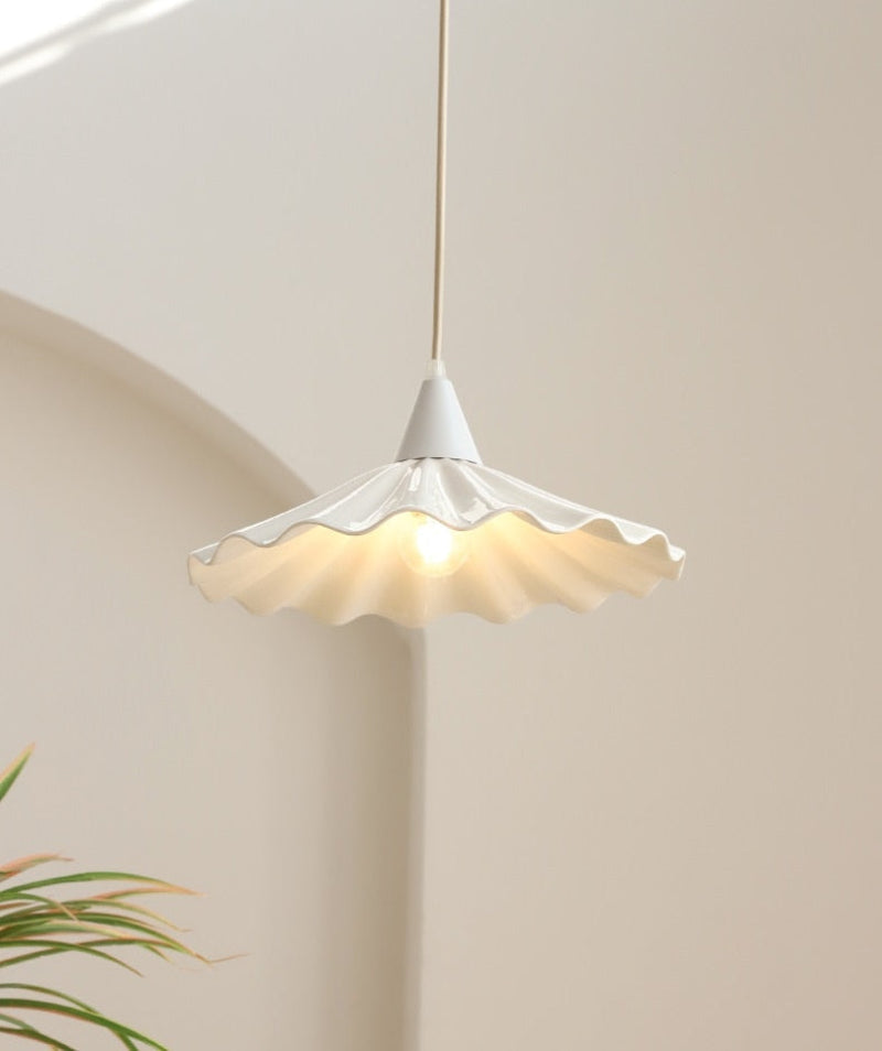 Suspension Sophie en céramique plissée en forme de fleur, coloris blanc émaillé