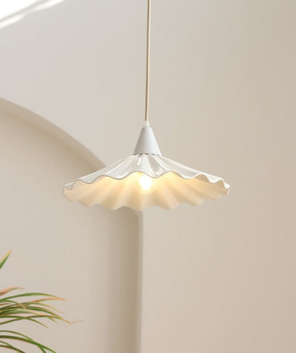 Suspension Sophie en céramique plissée en forme de fleur, coloris blanc émaillé