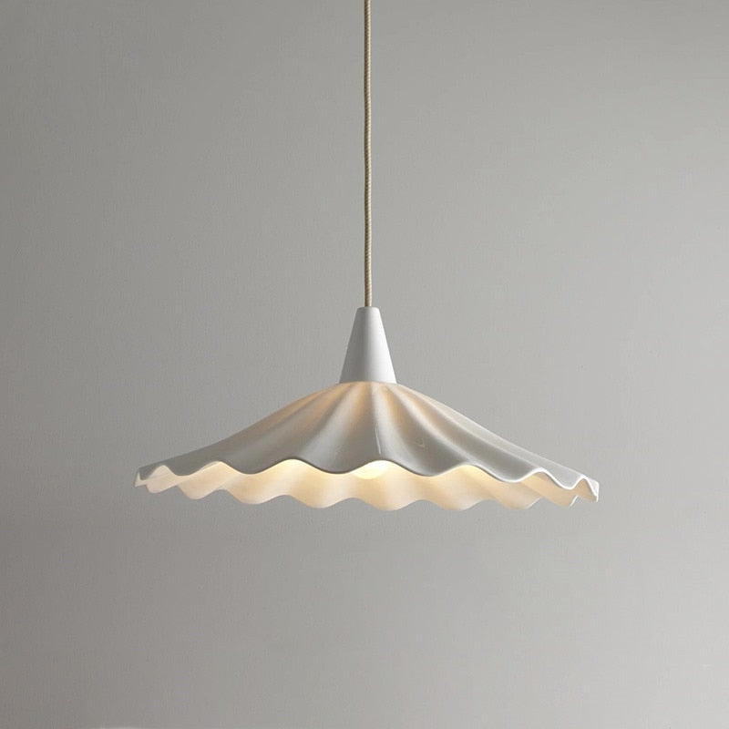 Suspension Sophie en céramique plissée en forme de fleur, coloris blanc émaillé