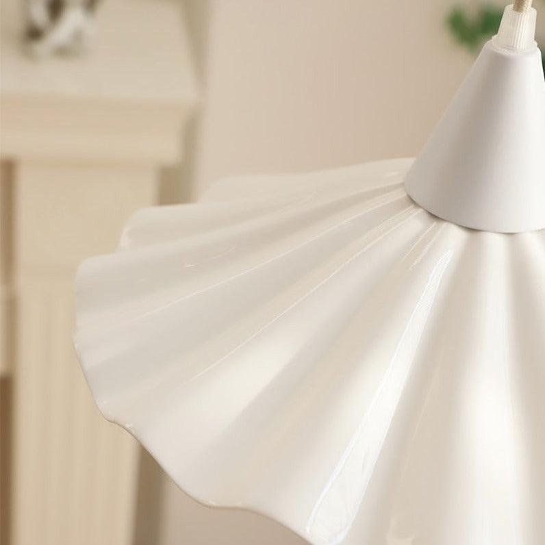 Suspension Sophie en céramique plissée en forme de fleur, coloris blanc émaillé