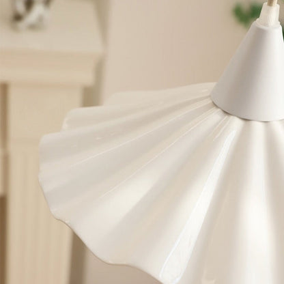 Suspension Sophie en céramique plissée en forme de fleur, coloris blanc émaillé
