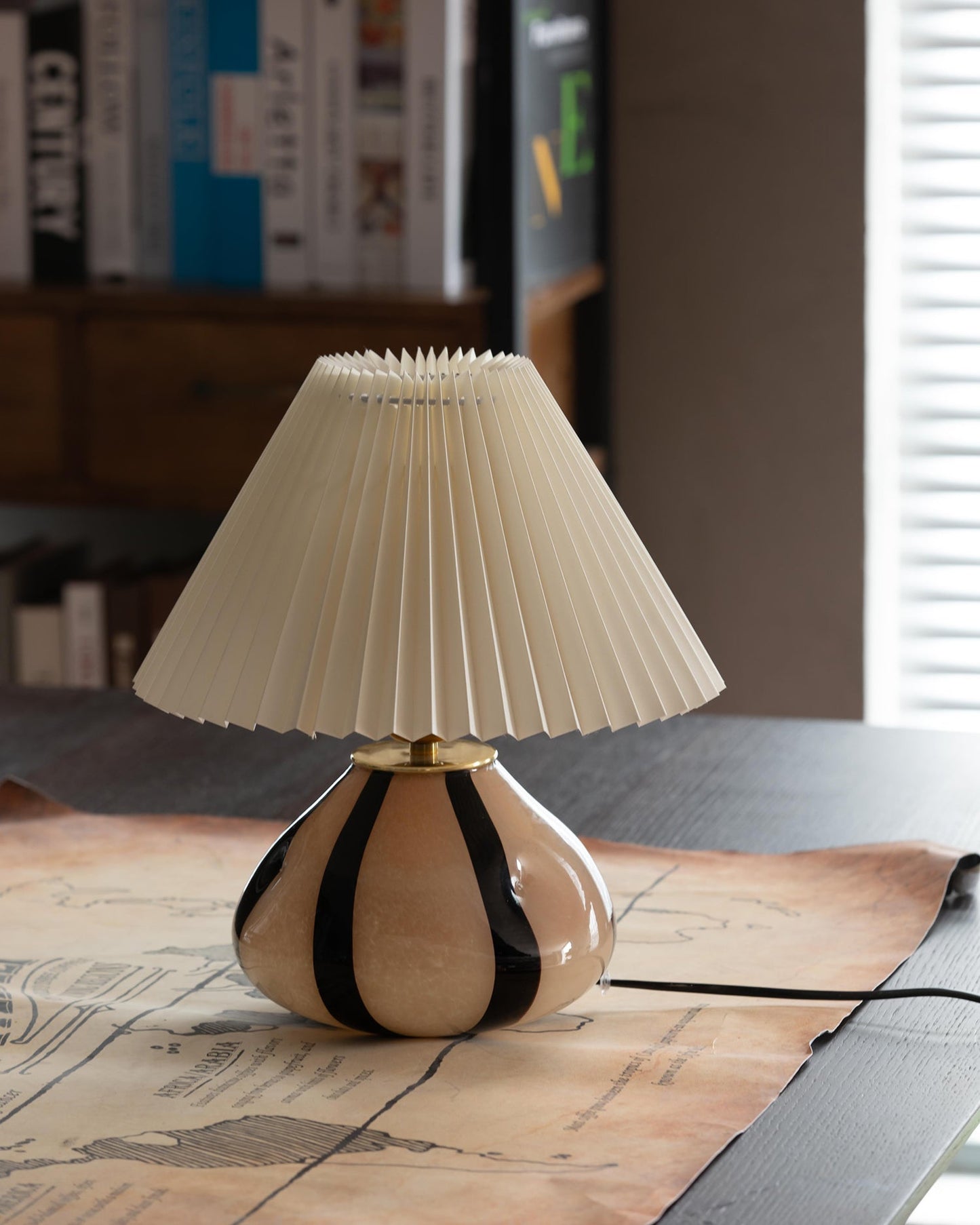 Élina Pleated Cavolo Table Lamp with Fabric and Glass Design