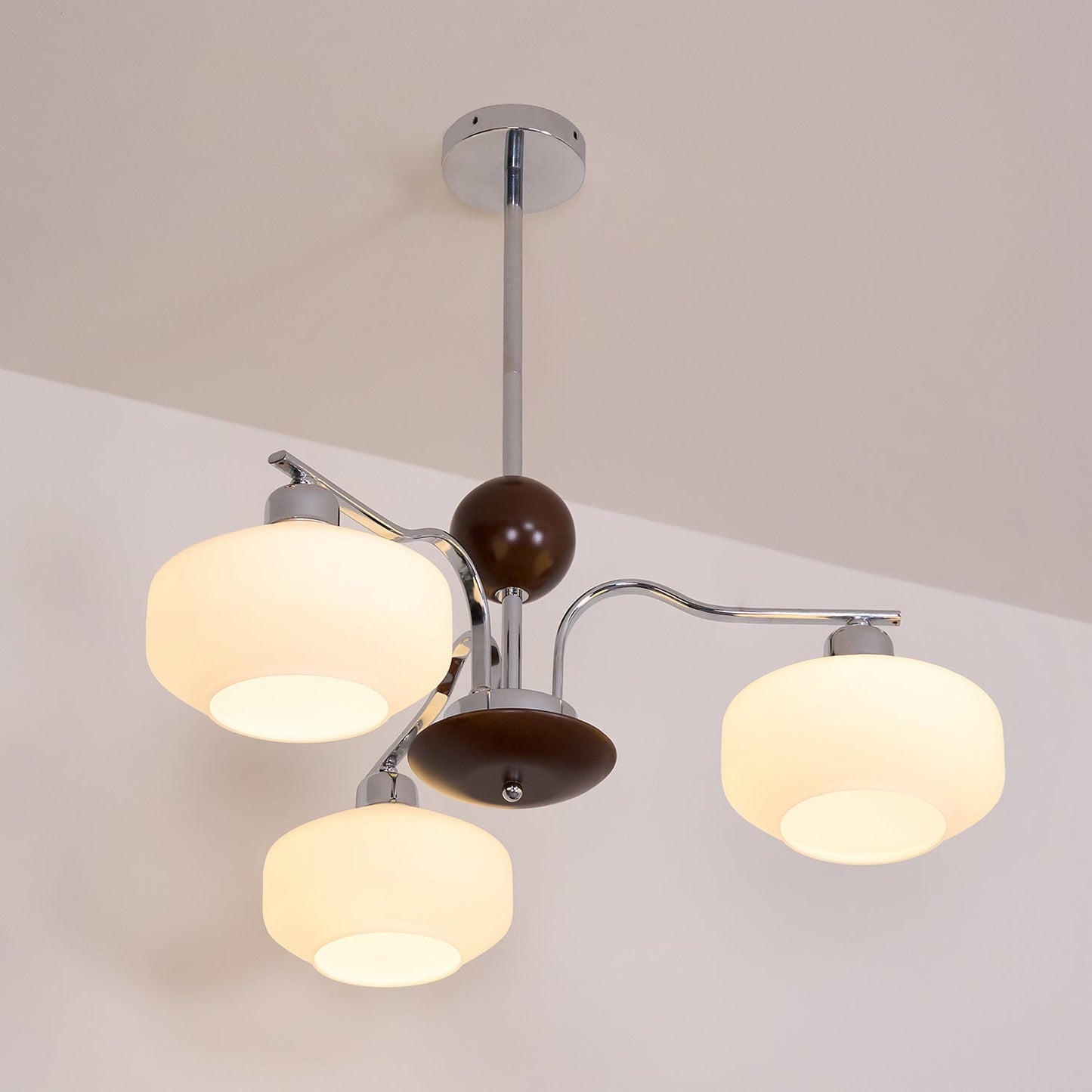 Lustre Béatrice rétro, abat-jour en verre avec structure en bois et métal
