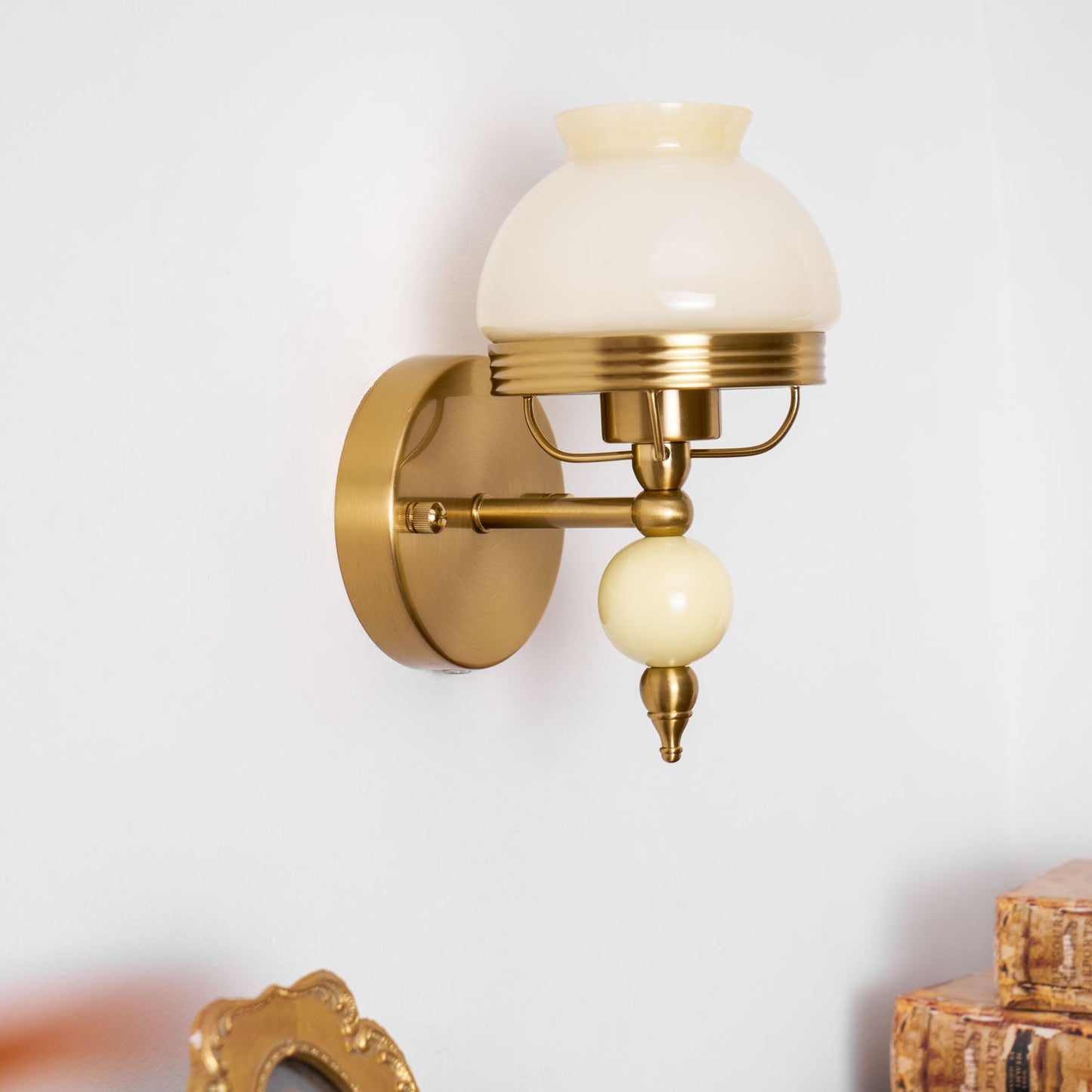 Amélie Retro Floral Wall Lamp with Glass Shade Design
