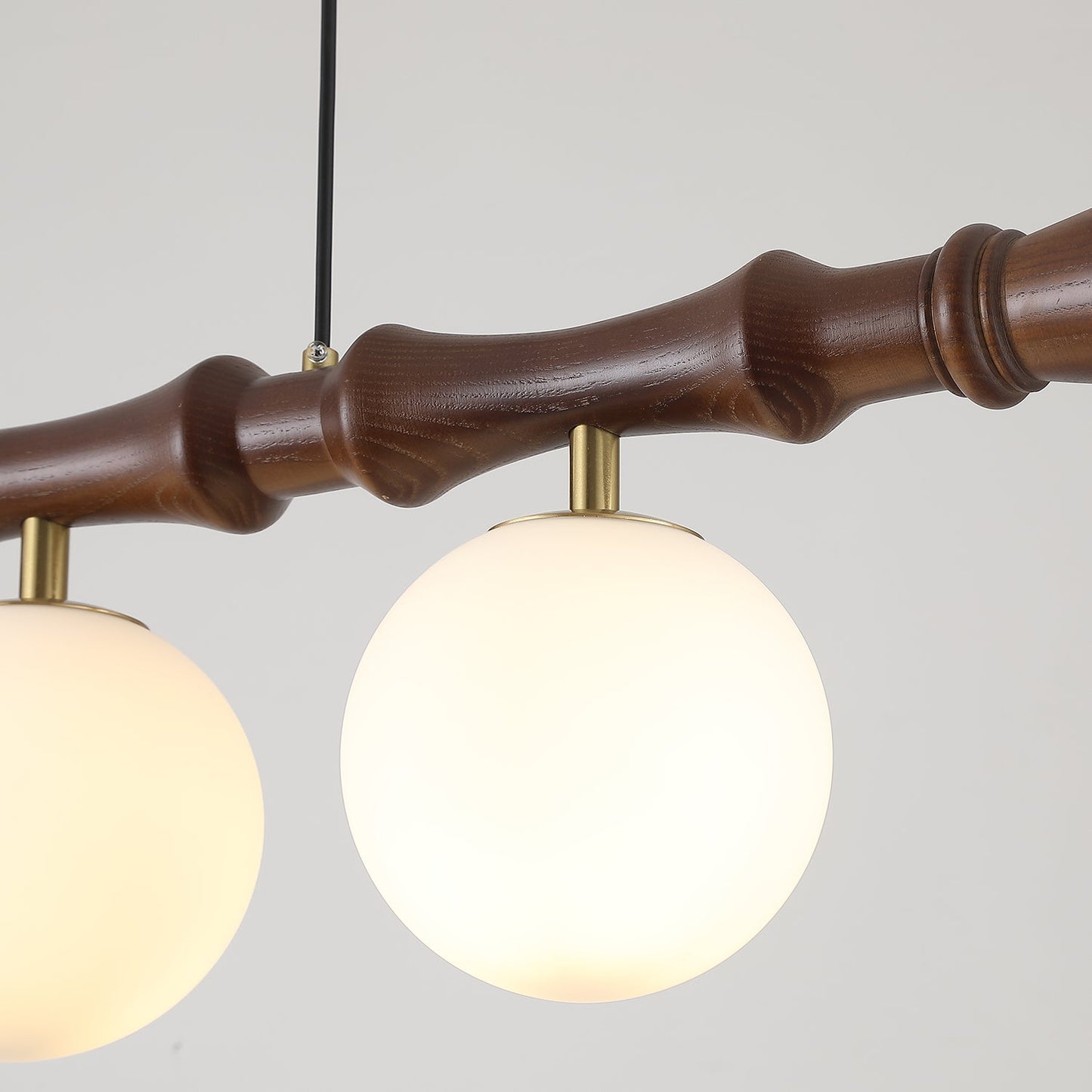 Lustre Céline en bois, poutre en bois sculpté avec globes en verre dépoli