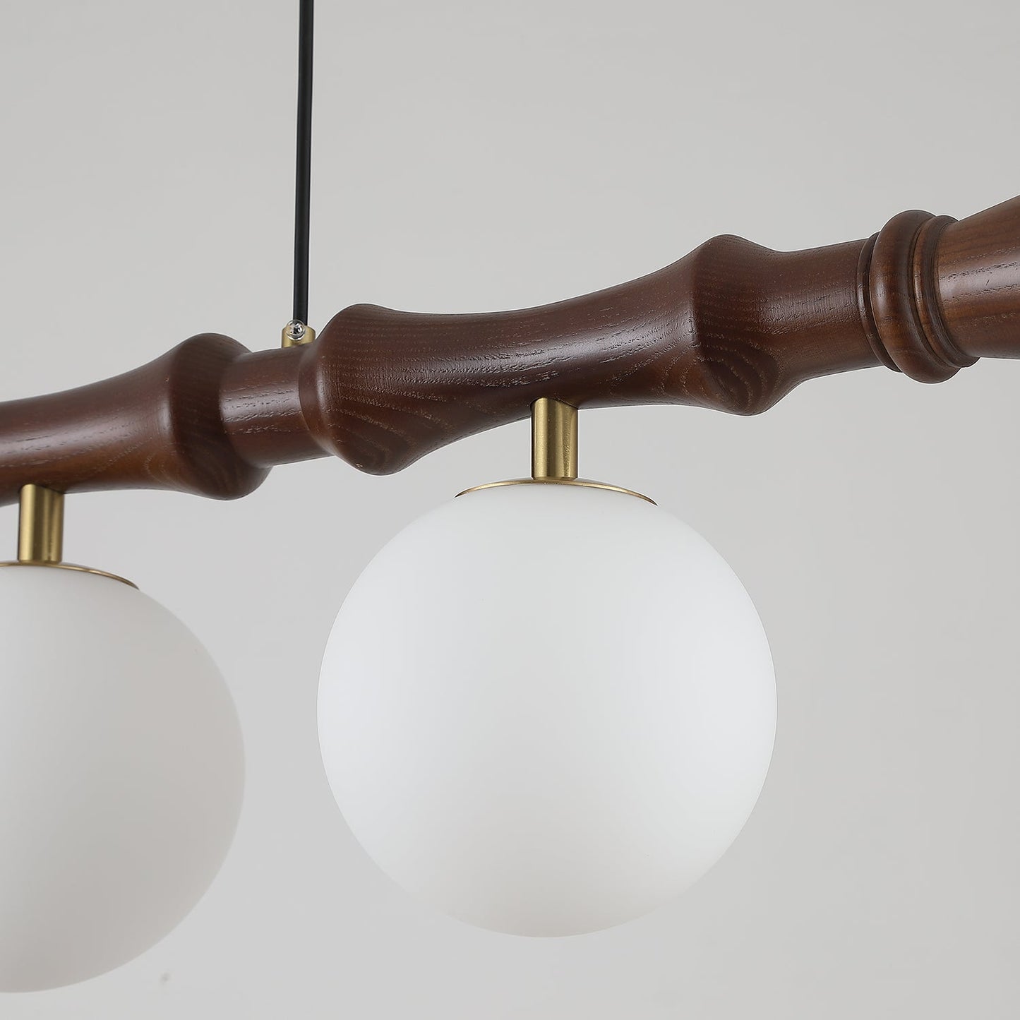Lustre Céline en bois, poutre en bois sculpté avec globes en verre dépoli