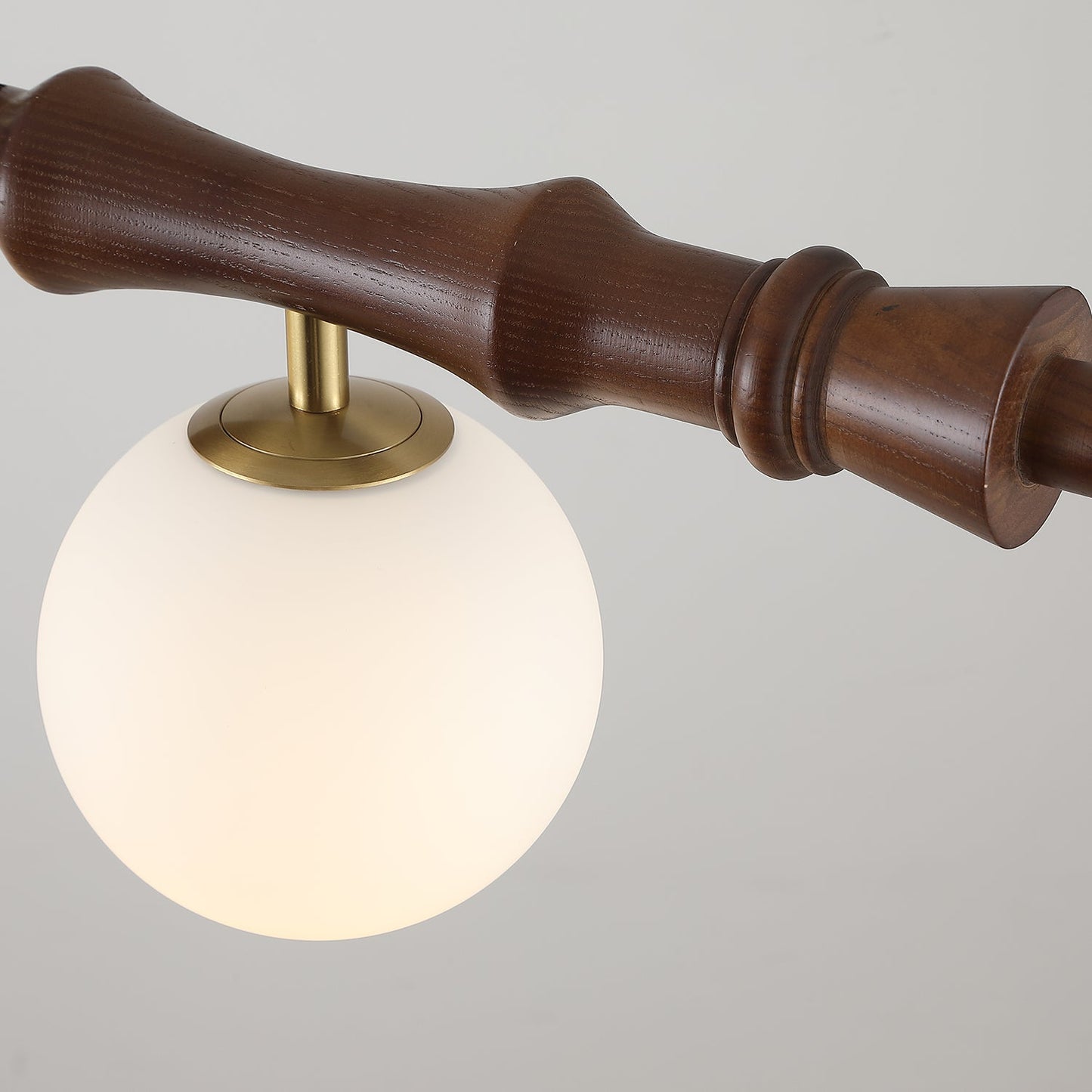 Lustre Céline en bois, poutre en bois sculpté avec globes en verre dépoli