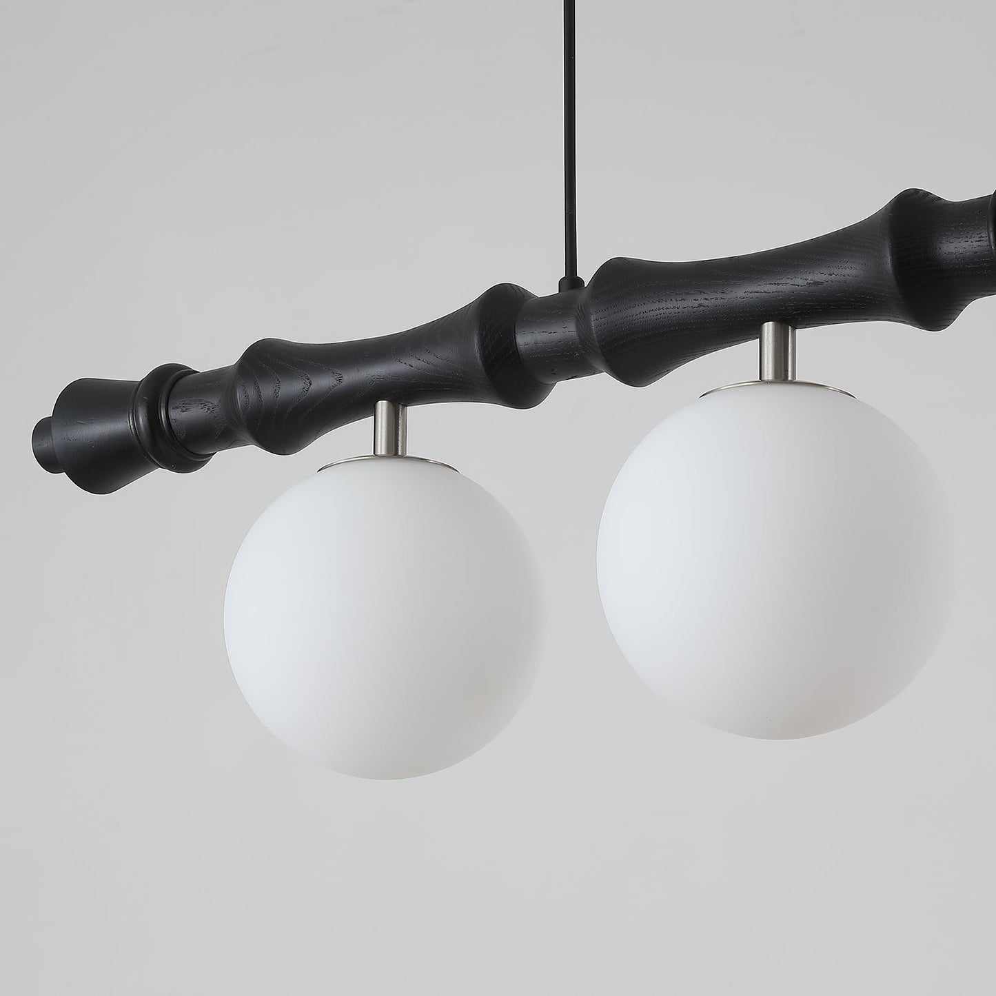 Lustre Céline en bois, poutre en bois sculpté avec globes en verre dépoli