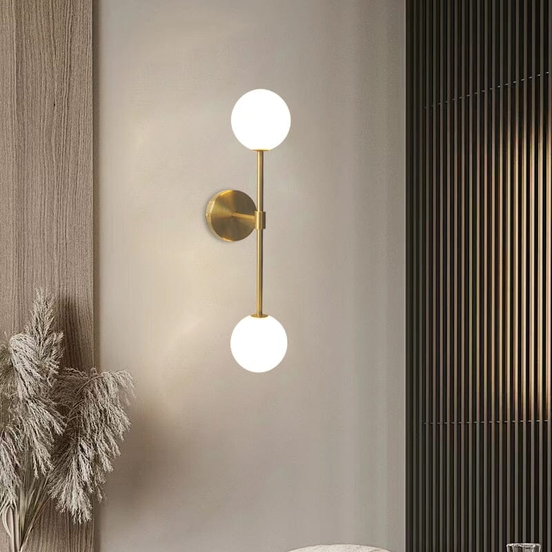 Applique murale sphérique en verre opale Émilie au design moderne et élégant