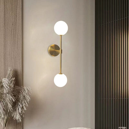 Applique murale sphérique en verre opale Émilie au design moderne et élégant