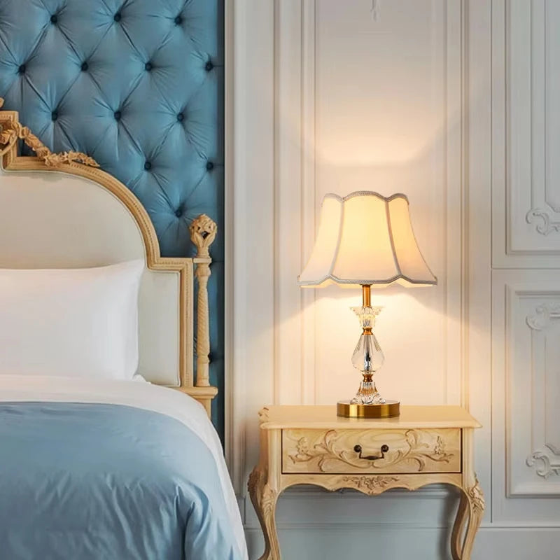 Lampadaire d'angle de canapé Camille rétro en cuivre avec cristaux et LED