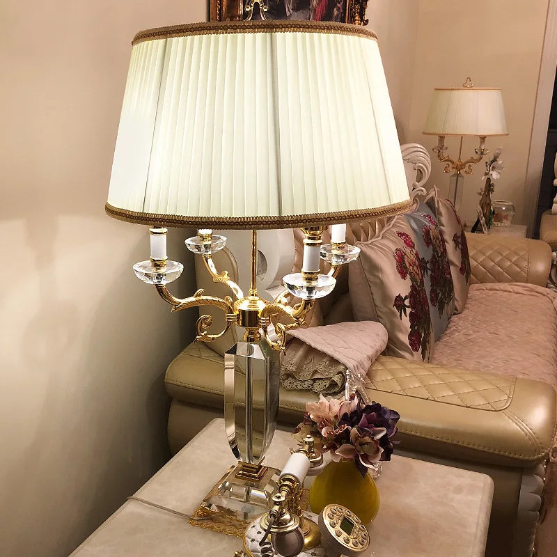 Lampe de table LED de luxe en cristal avec abat-jour en tissu pour chambre à coucher et salon