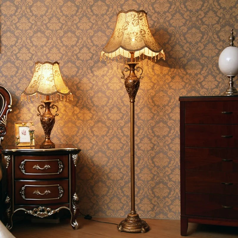Lampadaire LED Camille en résine de luxe européenne au design rétro