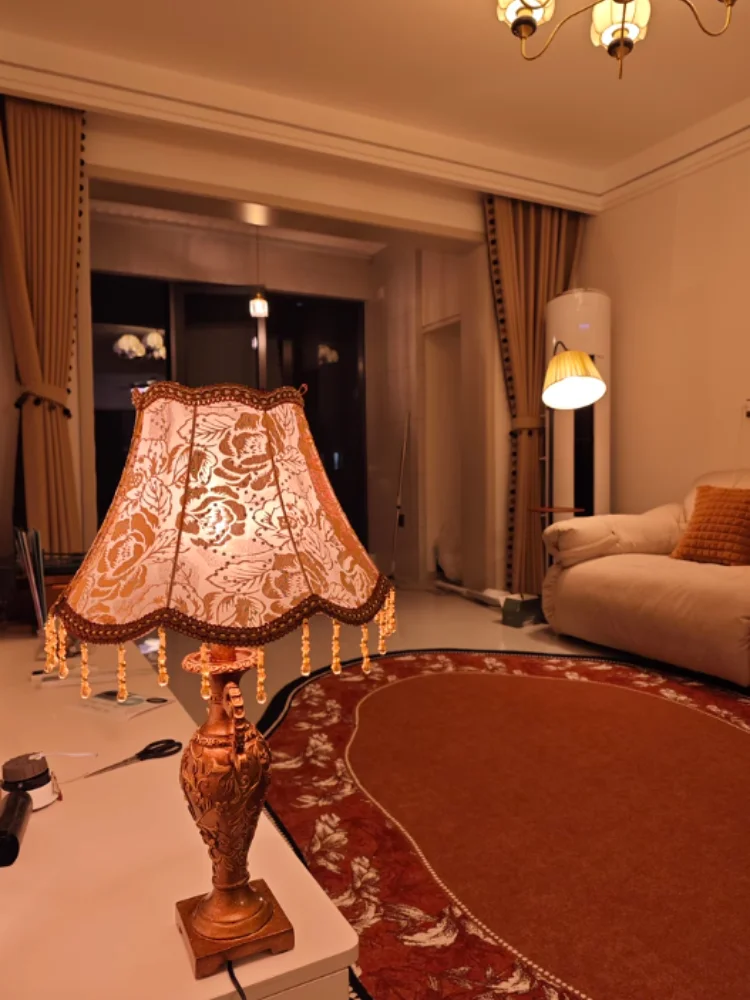 Lampadaire LED Camille en résine de luxe européenne au design rétro
