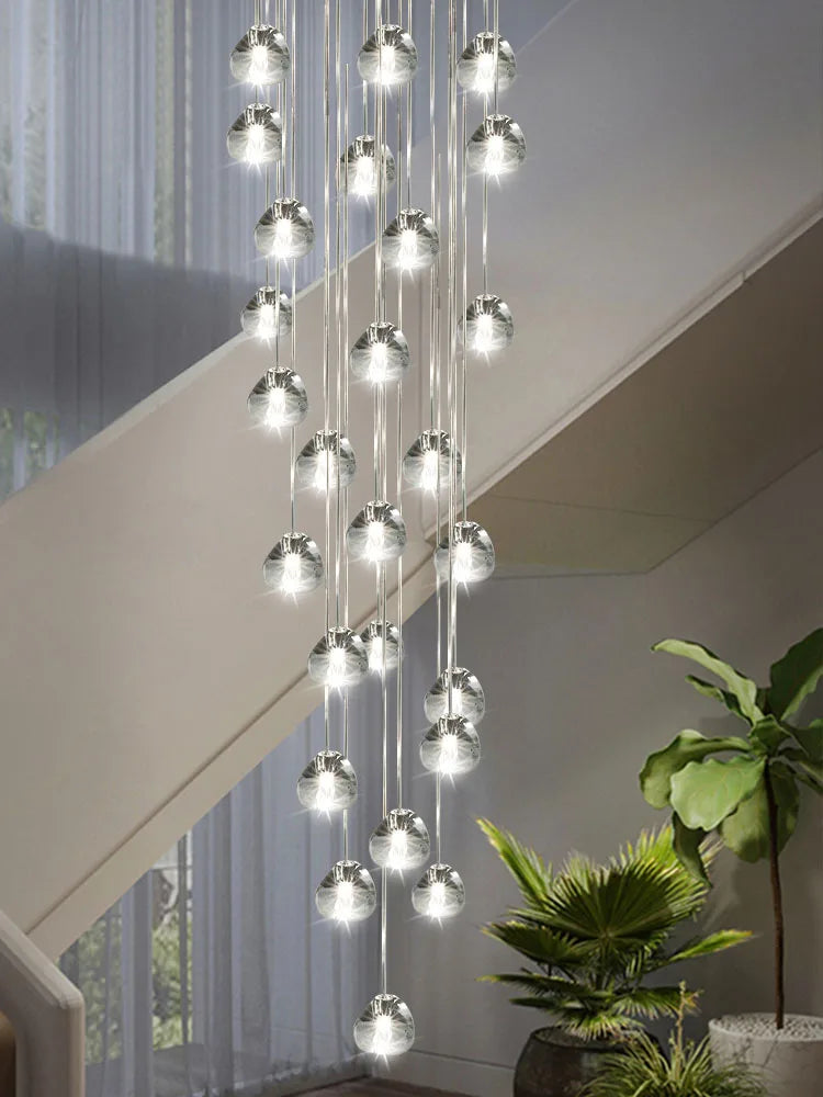 Lustre d'escalier en spirale en cristal Séraphine pour intérieurs de lofts de luxe