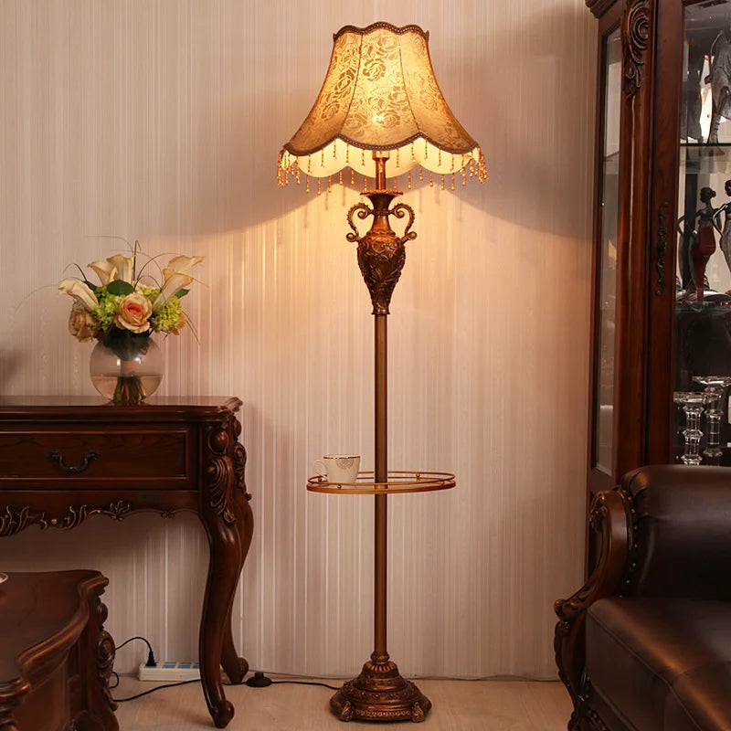 Lampadaire LED Camille en résine de luxe européenne au design rétro