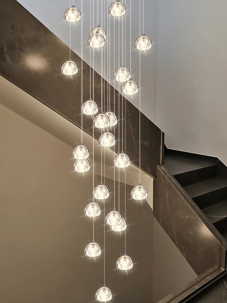Lustre d'escalier en spirale en cristal Séraphine pour intérieurs de lofts de luxe